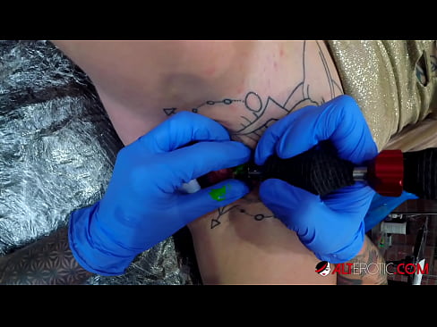 ❤️ Sully Savage oo aad u tattooed ayaa Kintirkeeda ku sawirtay tattoo ❤❌ Porno Guri  ☑